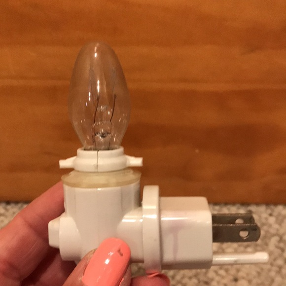 Plug in Wax Warmer with 3 Yankee Candle Melts - Picture 4 of 4